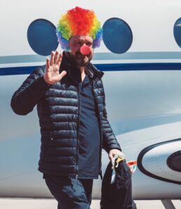 PHOTO Chris Beard Leaving Lubbock After Loss To Texas Tech Dressed Up As A Clown Meme