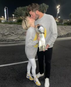 PHOTO Kelly Stafford Kissing Her Husband Matt With The Lombardi Trophy