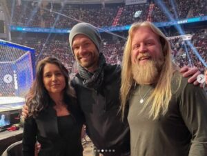 PHOTO Tulsi Gabbard Ringside At MMA Event With Joe Rogan