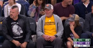 PHOTO Brett Favre Courtside In Sacramento At Bucks Kings Game Wearing A Southern Miss Beach Volleyball T-Shirt