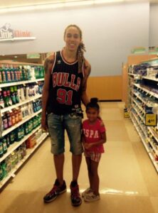 PHOTO Brittney Griner In Little Clinic With Her Daughter Wearing A Chicago Bulls Jersey