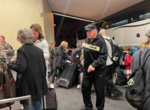 PHOTO Gene Keady Gets Off Purdue Team Bus At Sweet 16