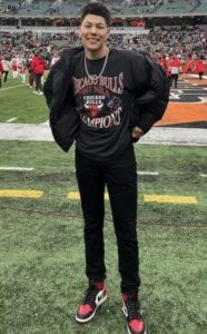 PHOTO Jackson Mahomes On The Chiefs Sideline In Cincy Wearing A Chicago Bulls 1997 Champions Shirt