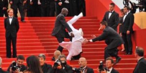 PHOTO Jason Derulo Landed On His Head After Falling Down Stairs