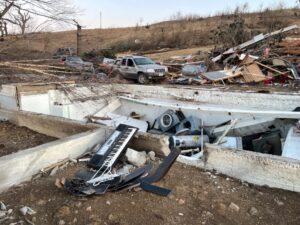 PHOTO Piano Found Undamaged In Pile Of Debris From Leveled House In Winterset Iowa