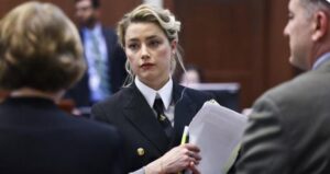 PHOTO Amber Heard Doesn't Even Take Her Attorneys Seriously