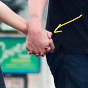 PHOTO Close Up Of Amber Heard And Elon Musk's Hands Bright Red When Holding Hands Like They Got Into Fight