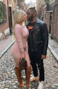 PHOTO Courtney Tailor Kissing Her Boyfriend