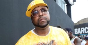 PHOTO DJ Kay Slay In A Bright Yellow New York Yankess Hat