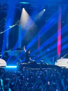 PHOTO Elon Musk Raising The Microphone Like He's Justin Bieber Performing During A Live Concert
