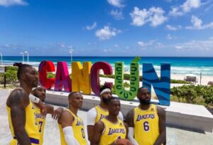 PHOTO Lakers Big 3 Taking A Picture In Front Of The Cancun Sign