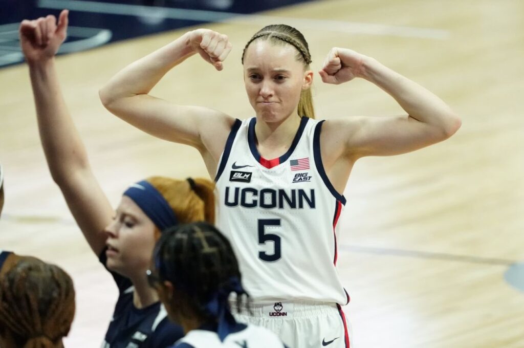 PHOTO Paige Bueckers Flexing During A Game Will Make You Very Thirsty