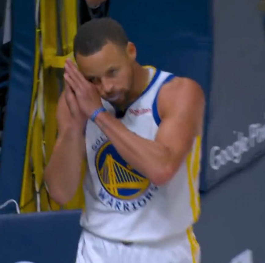 PHOTO Steph Curry Making The Motion Of Putting The Nuggets To Sleep In ...