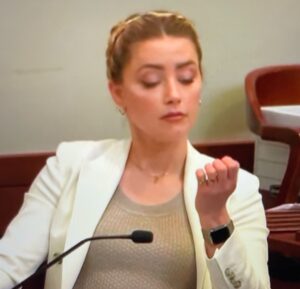 PHOTO This Body Language By Amber Heard Shows She's The Biggest Narcissistic The World Has Ever Seen