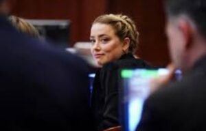 PHOTO You Can Tell Amber Heard Is An Abuser By The Way She Looks Back At Johnny Depp With Evil Smile In Court