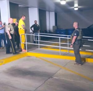 PHOTO Alabama Corrections Officer Gave Casey White A Bright Yellow Prison Uniform This Evening And He's Still Taller Than Anyone At New Prison