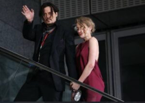 PHOTO Amber Heard Holding Onto Johnny Depp's Hand With Her Arms Like A True Gold Digger As He Walks Up Stairs