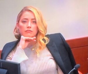 PHOTO Amber Heard Is Pretty Fcked Up To Give Her Sister Whitney A Death Stare While She Testfies