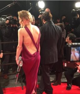 PHOTO Amber Heard Is Terrible At Lying Said She Was Constantly Checking Her Back Because She Is Afraid People Would See The Bruises The Dress She Wore Wasn't Covering Much