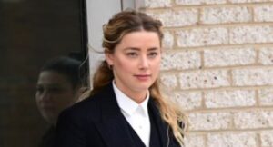 PHOTO Amber Heard Smiling Like She Won The Day When She Left The Courtroom On Thursday Evening