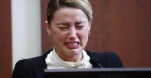 PHOTO Amber Heard Squeezing Her Face So Hard To Get Fake Tears To Fall It Looks Like Her Face Is About To Burst