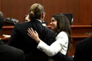 PHOTO Camille Vasquez And Johnny Depp Rubbing Each Other's Backs In Court