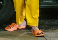 PHOTO Casey White Doesn't Even Fit Into The Jail Designated Flip Flops He Was Given To Enter State Prison