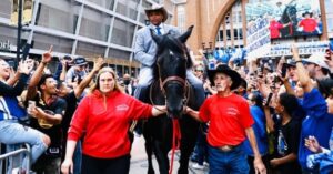 PHOTO Charles Barkley Riding A Horse In Dallas