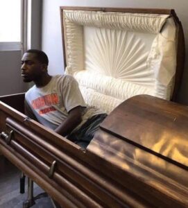 PHOTO Kevin Samuels Jumping Out Of His Casket Trynna Figure Out Who Let Women In Their 30s With 4 kids In His Funeral