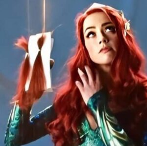 PHOTO Amber Heard As Mera Holding Pieces Of Her Hair