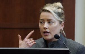 PHOTO Amber Heard Saying Sorry I Can't Hear You