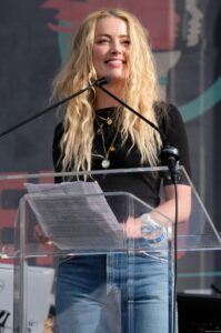 PHOTO Amber Heard Thinking She's God Giving Speech In Front Of Huge Crowd