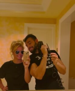 PHOTO Britney Spears Taking Selfie With Her New Husband In Her Mansion's Master Bedroom Mirror