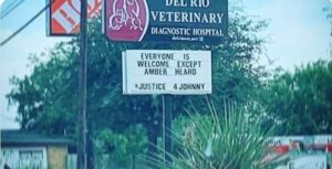 PHOTO Del Rio Veterinary Diagnostic Hospital Put On Their Sign That Everyone Is Welcome Except Amber Heard