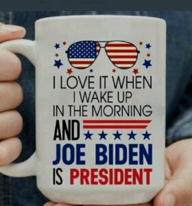 PHOTO I Love It When I Wake Up In The Morning And Joe Biden Is President Mug