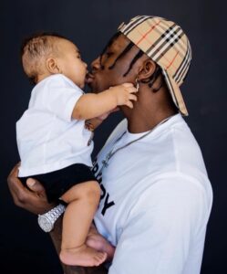 PHOTO Jeff Gladney Kissing His Son On The Lips