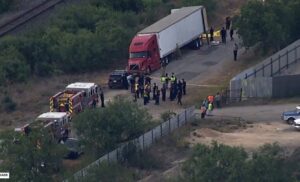 PHOTO Of Police Unloading Bodies From 18-Wheeler That Was Abanonded In San Antonio