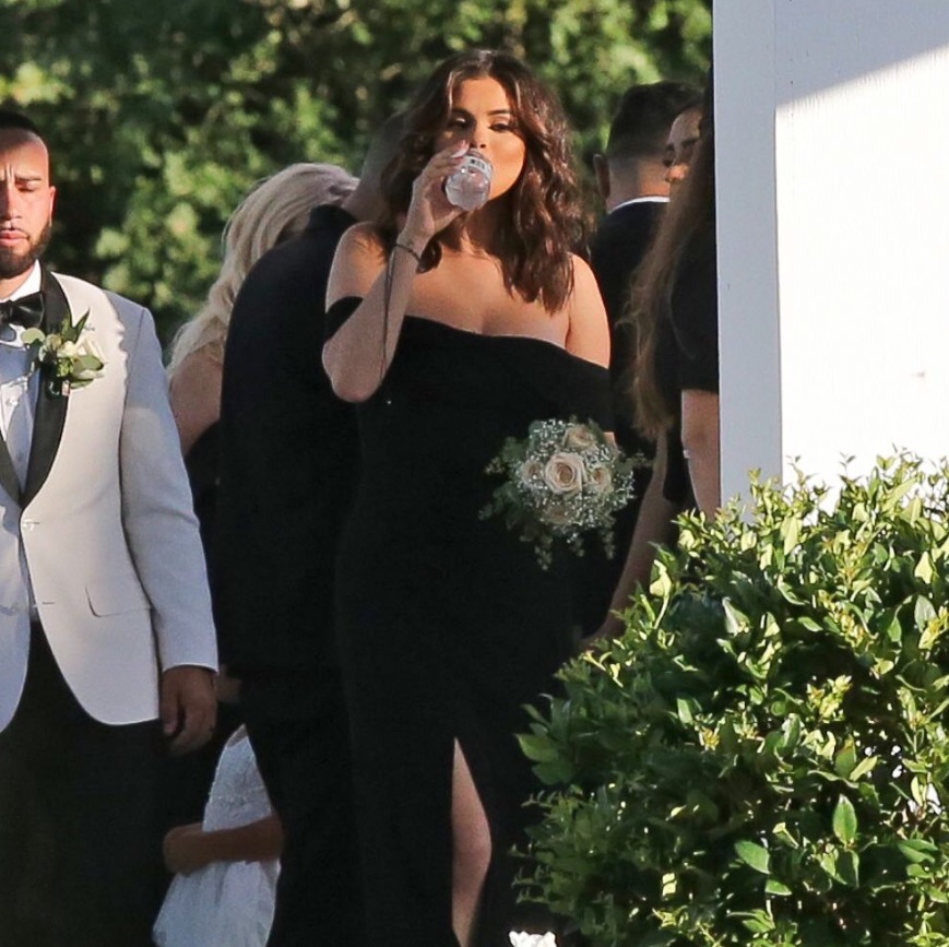 PHOTO Selena Gomez Chugging Water At Britney Spears' Wedding