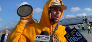 PHOTO Steph Curry Clutching NBA Finals MVP Trophy With One Hand After Getting Off Plane From Boston