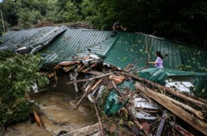 PHOTO Houses In Lost Creek And Grapevine Creek In Perry Kentucky Submerged In A Foot Of Water Leaving Residents Without A Place To Go