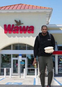 PHOTO Kevin Durant Getting Takeout At WaWa In Philadelphia Pennsylvania