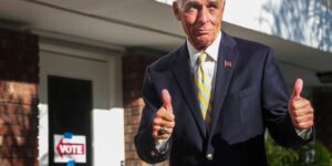 PHOTO Charlie Crist Giving The Thumbs Up Like He's Obama