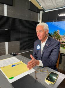 PHOTO Charlie Crist Still Uses An iPhone 6s