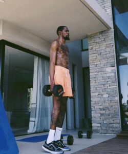 PHOTO Kevin Durant Has Been Lifting Dumbbells Everyday On The Beach In Saint Tropez For The Last Week