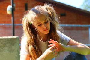 PHOTO Kiely Rodni With Ponytails Looking Stressed Out At School