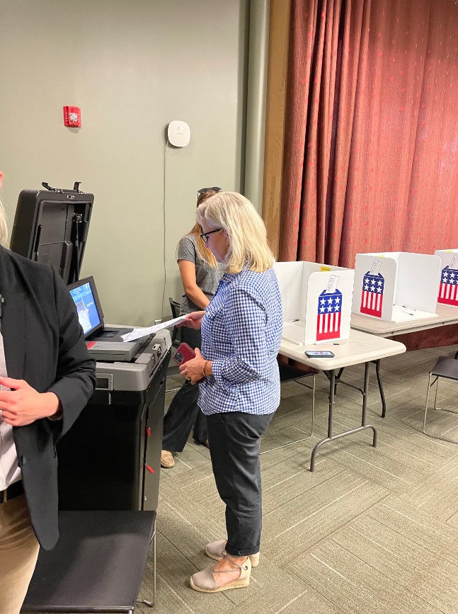 PHOTO Liz Cheney Wore Sandals To Go Vote For Herself