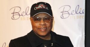 PHOTO Roger Mosley Wearing An Obama Hat