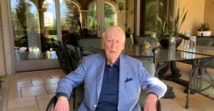 PHOTO Vin Scully Sitting Out On The Patio Of His Very Modern 2003 Built Hidden Hills Mansiion Will Have You Thinking He Was A King