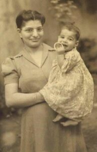 PHOTO Freddie Mercury And His Mother In 1947