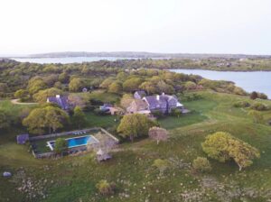 PHOTO Jackie Kennedy's Mansion In Martha's Vineyard Could House Plenty Of Migrants Even If They Have To Sleep In One Of The Garages